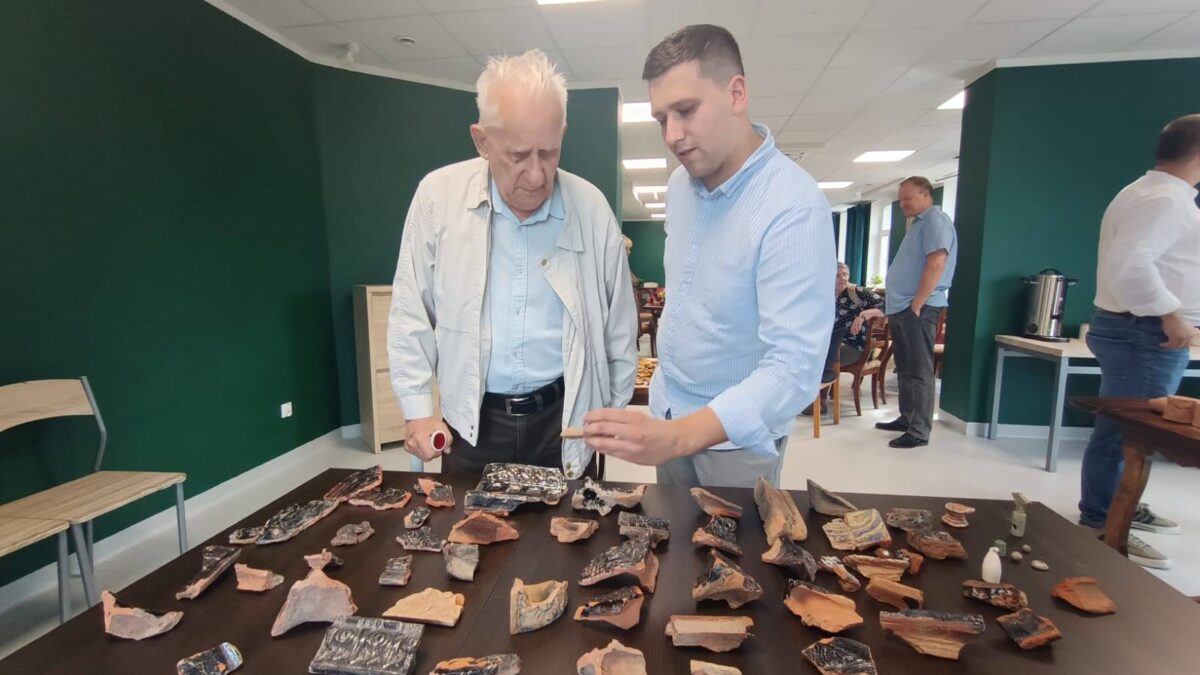 Spotkanie z przeszłością: Archeolog Eugeniusz Cnotliwy wraca do zamku w Dobrej