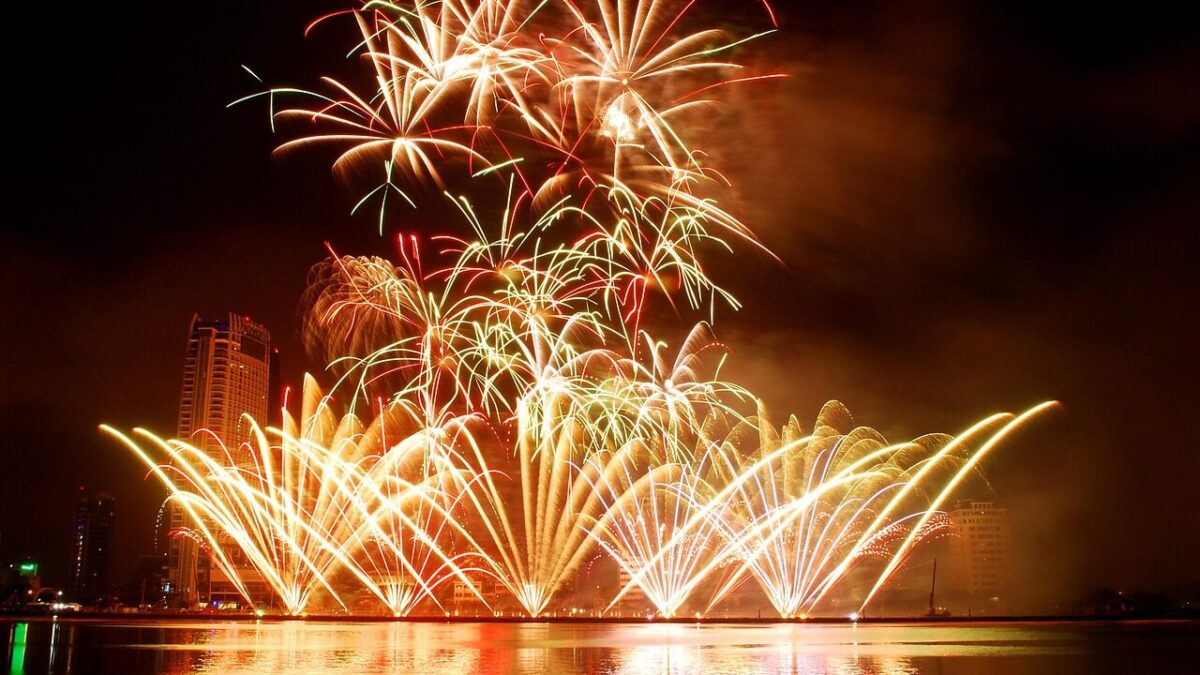 Kraków zakazuje fajerwerków – początek zmian w polskich miastach? Czy moda dotrze również do naszego powiatu?