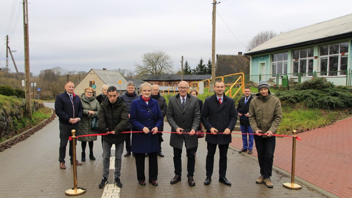 Uroczyste otwarcie przebudowanej drogi powiatowej w Przytoniu
