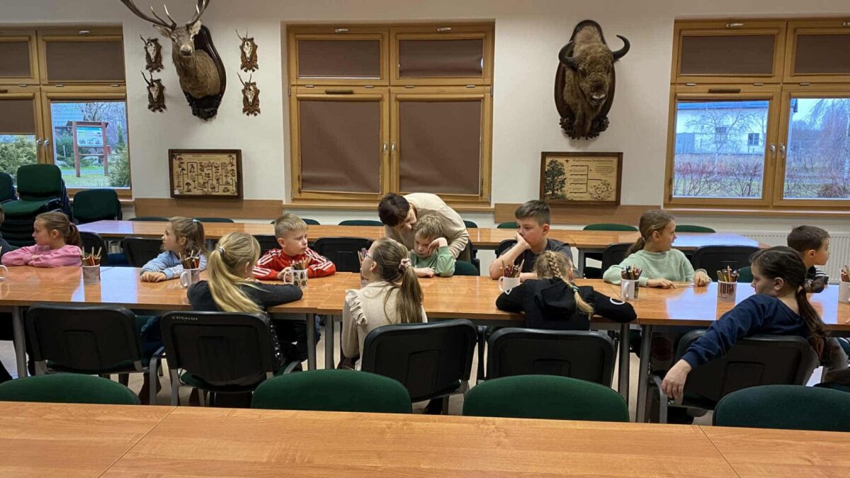Dzieci uczą się pomagać zwierzętom zimą – edukacyjne spotkanie w Nadleśnictwie Resko