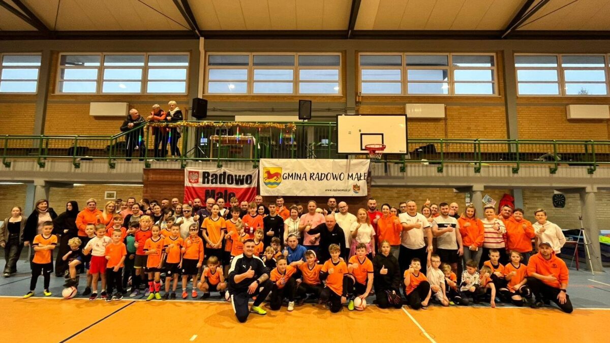 Charytatywny turniej siatkówki i finałowe szkolenie młodych piłkarzy w Radowie Małym