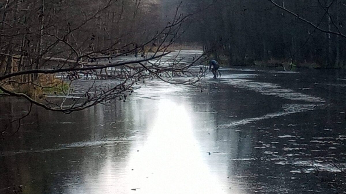 Ostrzeżenie przed ryzykiem wchodzenia na lodowiska naturalne