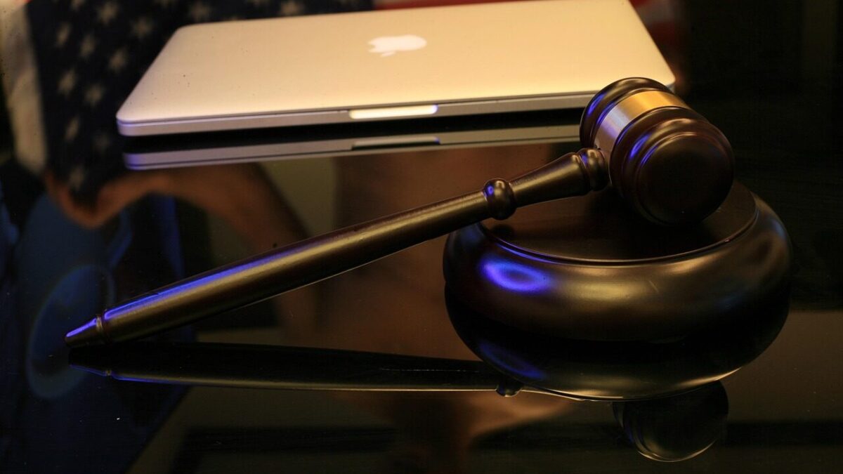 Kontrowersyjny wyrok Sądu Rejonowego w Szczecinie – Youtuber Kamerzysta uniewinniony