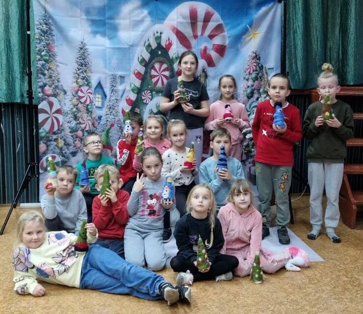 Radowie Małe: Młodzi artyści poznają technikę filcowania