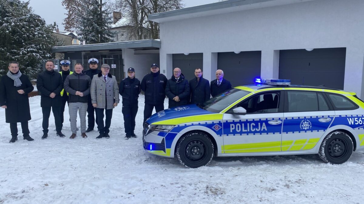 Komenda w Łobzie otrzymała nowy radiowóz Skoda Octavia