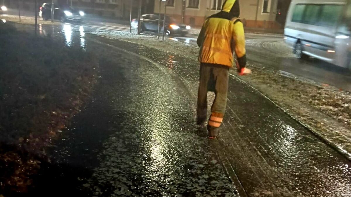 Ostrzeżenie przed gołoledzią w Zachodniopomorskiem – sytuacja drogowa i komunikacyjna