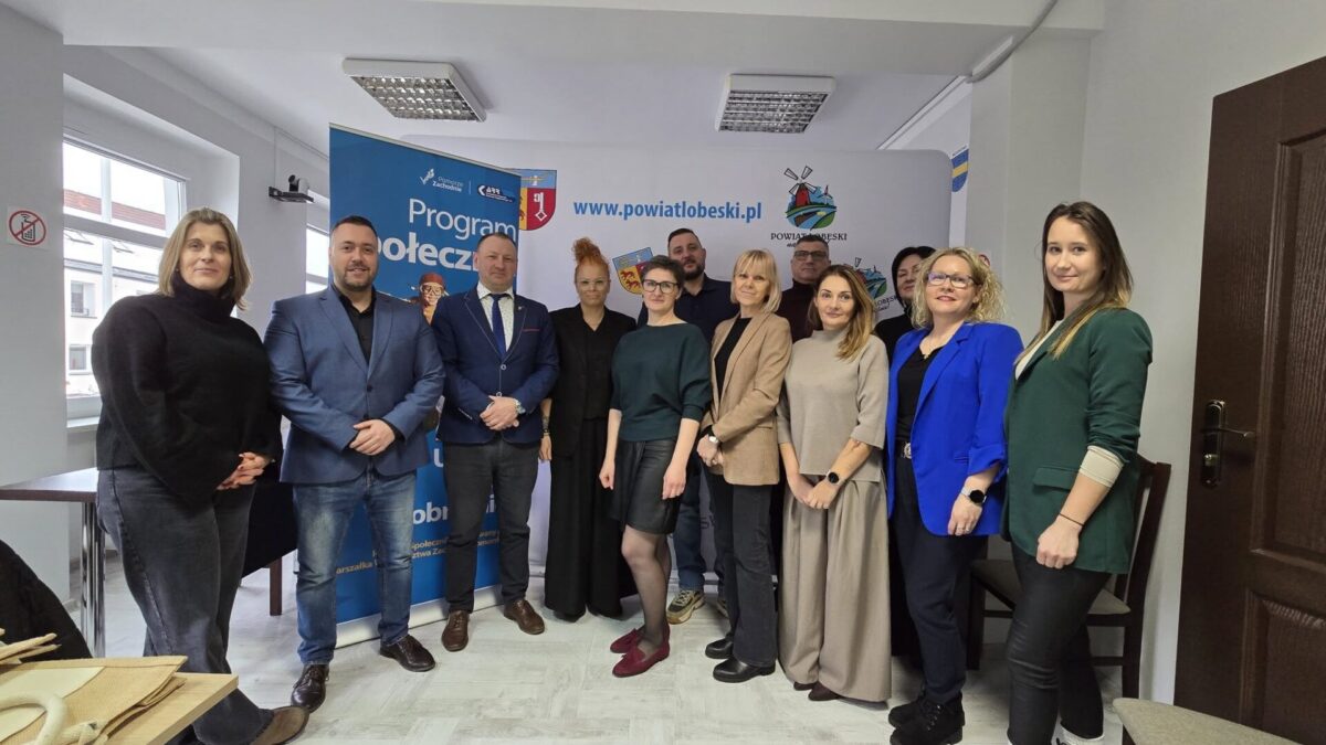 Inicjatywy społeczne w powiecie łobeskim zyskają wsparcie – podpisanie umów w ramach programu “Społecznik na 5!”