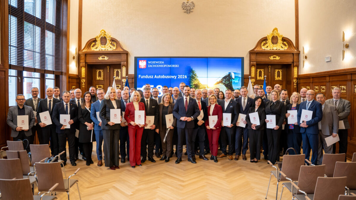 Umowy na dofinansowanie przejazdów autobusowych przekazane. Wśród beneficjantów gminy z naszego powiatu