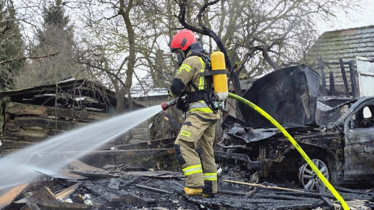 Pożar wiaty garażowej w Dobrej – akcja strażaków
