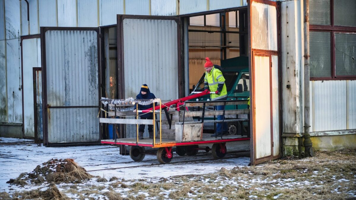Ruszyło porządkowanie terenu zabytkowej linii wąskotorowej w Dobrej