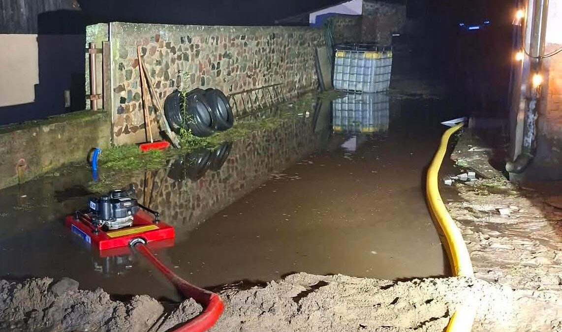 Intensywne działania przeciwpowodziowe w miejscowościach Łosośnica i Radowo Małe