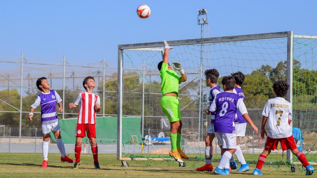 Złoty blask i zielone początki – rozwiewamy mity certyfikacji szkółek piłkarskich. Z naszego powiatu tylko akademia Sarmaty Dobra posiada zielony certyfikat