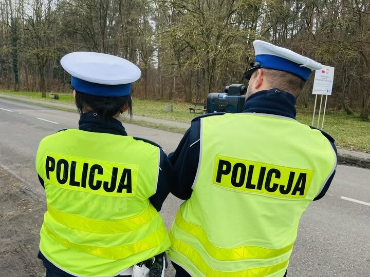Wzmożone kontrole na drogach w marcu: Policja używa dronów do wyłapywania kierowców z telefonami
