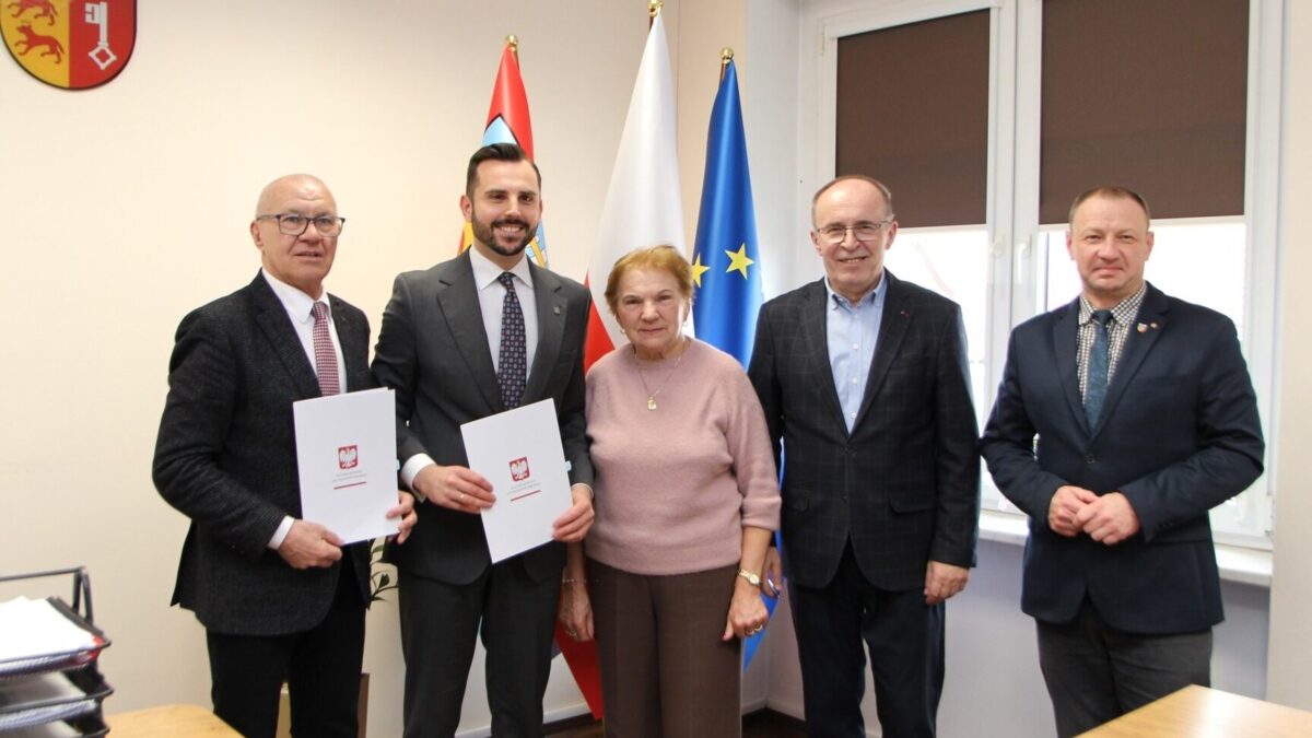 Powiat Łobeski: podpisano umowy na dofinansowanie dwóch inwestycji drogowych